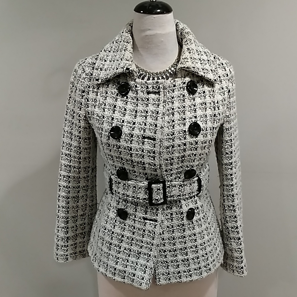 BEAUTIFUL WHITE HOUSE BLACK MARKET COAT